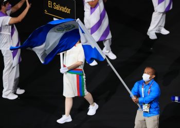 Atletas salvadoreños desfilan en la ceremonia de apertura de los Juegos Paralímpicos