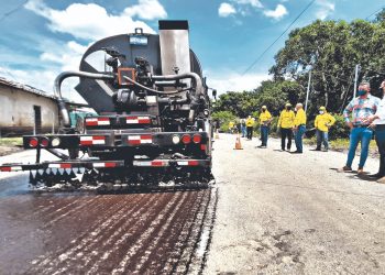 Ministerio de Obras Públicas pavimenta calle que conduce a frontera El Coco