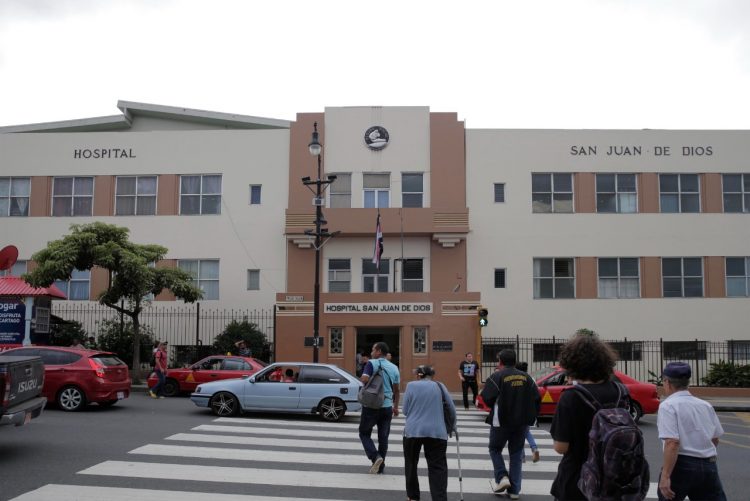 Hospitalización. El Hospital San Juan de Dios de Costa Rica reportó un 98 % de ocupación en las camas de la COVID-19. Foto AFP.