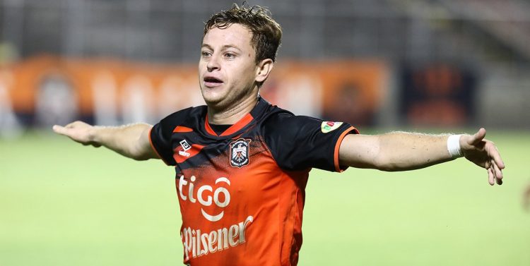 Fabricio Alfaro celebra su gol en el estadio Juan Francisco Barraza. Foto: Luis Umaña/DES