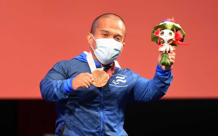 El paratleta cuscatleco Herbert Aceituno, tuvo una brillante actuación en los Juegos Paralímpicos de Tokio 2020}, al conquistar presea de bronce en powerlifting hasta 59 Kgs. Foto INDES.