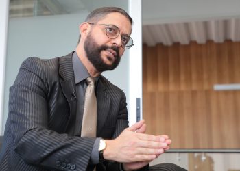 Diputado Jorge Castro llevará a FGR pruebas de sobresueldo de cuatro exfuncionarios