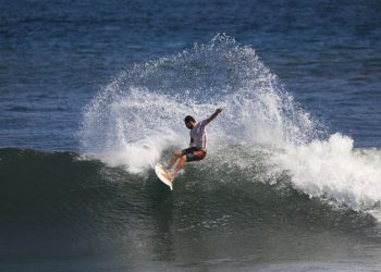 Bryan Pérez dominó a placer las olas en playa Las Flores de San Miguel