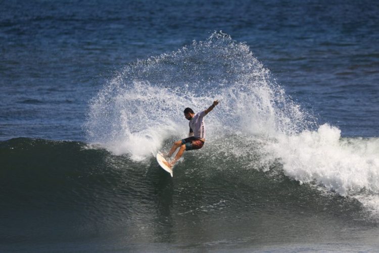 Bryan Pérez mostró su calidad sobre las olas de la playa Las Flores, de San Miguel, tras disputarse la 2a. fecha del Circuito Nacional. Fotos Mario Amaya.