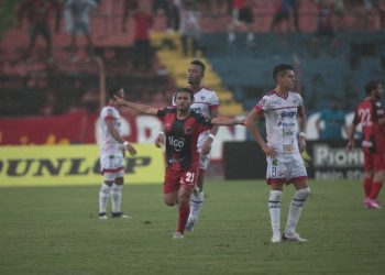 Los tigrillos devoraron al toro firpense en el estadio Óscar Quiteño
