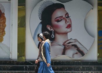 Carteles y fotos de mujeres son borradas en las calles de Kabul