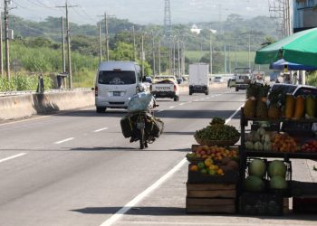 Vendedores se suman al riesgo vial en el bulevar Constitución