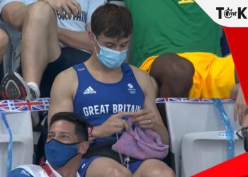 Estrella de Gran Bretaña, Tom Daley, fue captado tejiendo en Final de Clavados en Juegos Olímpicos