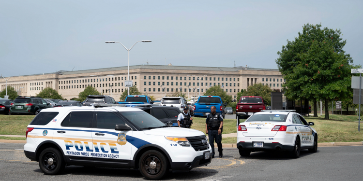 La policía bloquea una entrada al Pentágono luego de informes de múltiples disparos realizados en una plataforma de autobús cerca de la estación de metro de la instalación el martes 3 de agosto de 2021 en Washington. Foto/AP