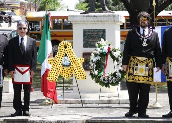 Colocan ofrenda floral en la efigie de prócer Miguel Hidalgo
