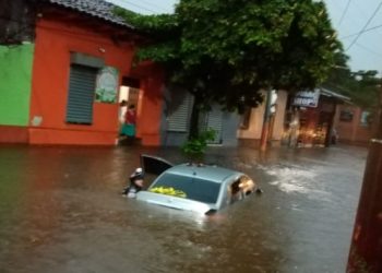 Bomberos rescata a ocupantes de vehículo atrapado por inundación en calle de San Miguel