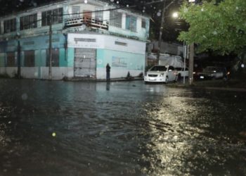 Fuertes lluvias provocan inundaciones en diferentes sectores de San Salvador