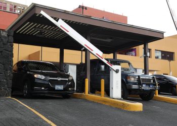 Defensoría del Consumidor regulará cobro por parqueo en centros comerciales