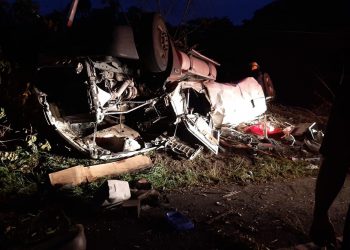 Rastra que transportaba gas cae en precipicio y afecta a viviendas en Chalatenango