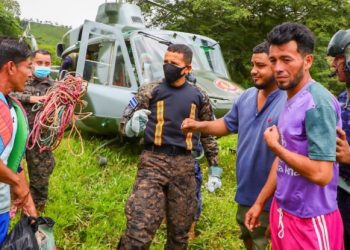 Ministro de Defensa lidera rescate de cuatro personas atrapadas en cauce del río Lempa, en Santa Ana
