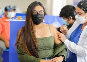 Casi 2 millones de salvadoreños han completado su esquema de vacunación contra la COVID-19