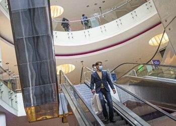 Centros comerciales en Perú regalarán dinero a quienes se vacunen contra la COVID-19