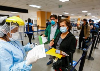 Perú levanta suspensión de vuelos con Brasil e India, mientras Sudáfrica sigue vetada