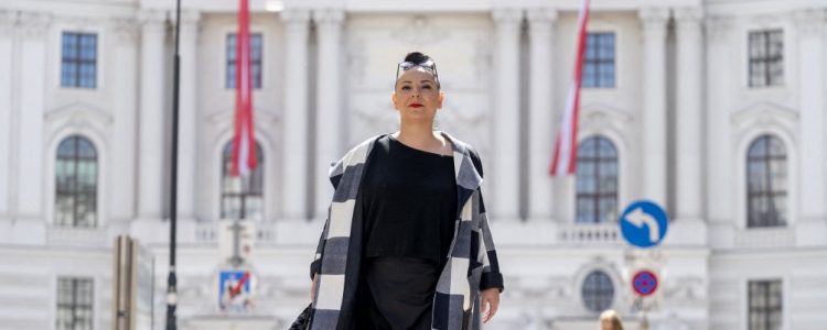 La cantante de ópera armenio-austriaca Adrineh Simonian posa para una foto en el centro de la ciudad de Viena, Austria, el 30 de abril de 2021. FOTO / AFP