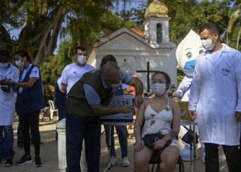 OPS prevé brotes de covid-19 en las Américas «hasta bien entrado 2022»