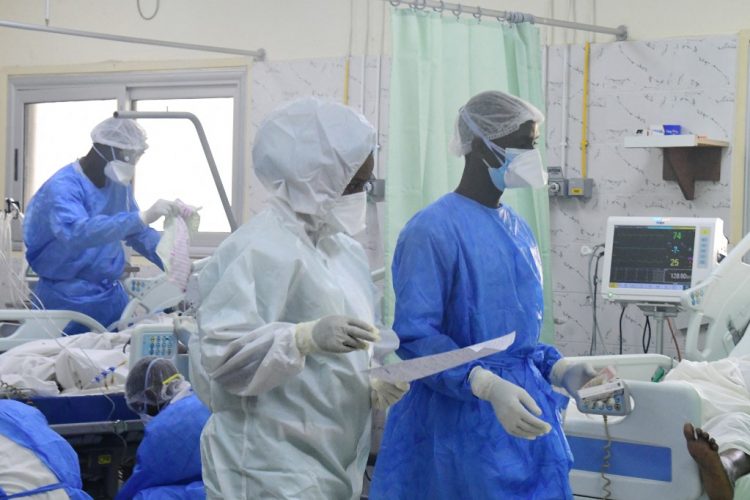 Los trabajadores de la salud con equipo de protección personal son vistos en la unidad de cuidados intensivos del Hospital Idrissa Pouye de Grand Yoff, el 28 de julio de 2021. FOTO / AFP