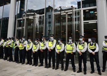 Policías heridos en Londres en choques con manifestantes antivacunas
