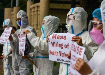 Agotados, los enfermeros filipinos batallan contra el covid y las renuncias
