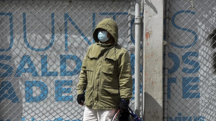 Un hombre espera información sobre un familiar ingresado con COVID-19 afuera de un hospital de campaña instalado en el Parque Industrial de la Ciudad de Guatemala, el 1 de septiembre de 2021. FOTO / AFP