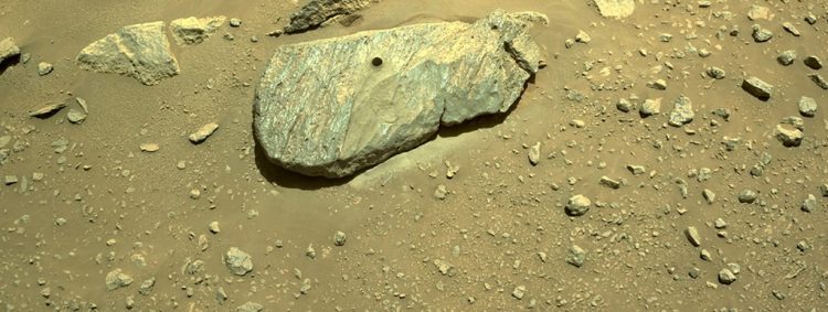 En esta imagen publicada por la NASA, se puede ver el agujero de perforación del segundo intento de recolección de muestras de Perseverance, en esta combinación de dos imágenes tomadas el 1 de septiembre de 2021 por una de las cámaras de navegación del rover FOTO / AFP