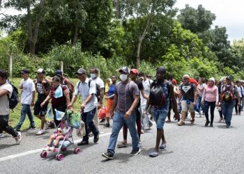 México impide el paso de caravana de migrantes