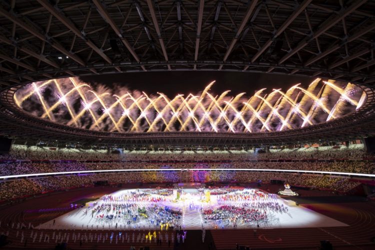 Los fuegos artificiales iluminaron el cielo sobre el Estadio Olímpico durante la ceremonia de clausura de los Juegos Paralímpicos de Tokio 2020 en Tokio el 5 de septiembre de 2021. FOTO / AFP