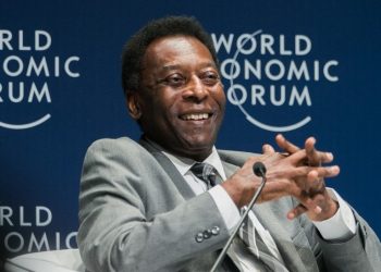 «Me estoy recuperando bien», asegura Pelé tras cirugía