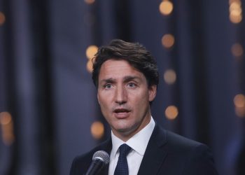 Un hombre es inculpado en Canadá por tirar grava sobre el primer ministro