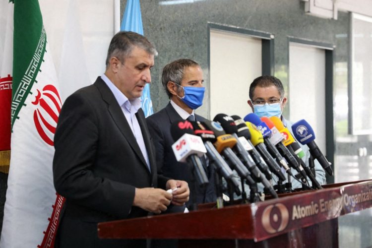 Una imagen proporcionada por la Organización de Energía Atómica de Irán (AEOI) el 12 de septiembre de 2021 muestra al Jefe de la AEOI, Mohammad Eslami, pronunciando un discurso junto al Director General de la Agencia Internacional de Energía Atómica (OIEA), Rafael Grossi (2nd-R), después de su reunión en Teherán. FOTO / AFP