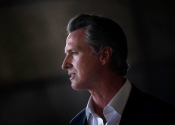 Gobernador de California supera intento de destitución