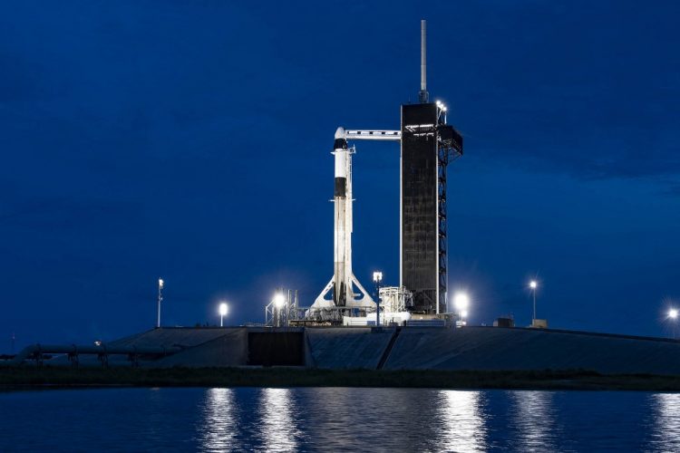 Esta imagen de folleto publicada por SpaceX y tomada el 14 de septiembre de 2021 muestra un cohete SpaceX Falcon 9 con la plataforma de lanzamiento 39A de la nave espacial Crew Dragon de la compañía en el Centro Espacial Kennedy de la NASA en Cabo Cañaveral en Florida. FOTO / AFP
