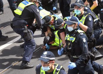 Más de 200 detenidos en protesta en Australia contra el confinamiento