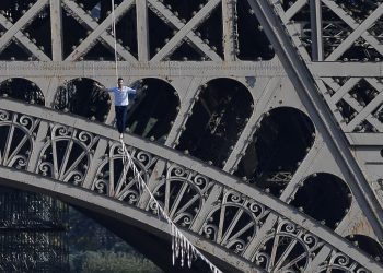 FOTOS: Equilibrista cruza en París sobre el Sena de la torre Eiffel al Teatro de Chaillot