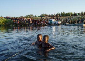 Expulsados en masa de Texas, haitianos lidian con la ira y la angustia a su regreso
