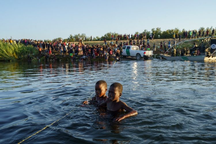 Las expulsiones exprés de inmigrantes que buscan asilo continúan bajo la implementación del Título 42, una política
fronteriza que usa Estados Unidos para deportar aduciendo el peligro de la pandemia de la COVID-19.