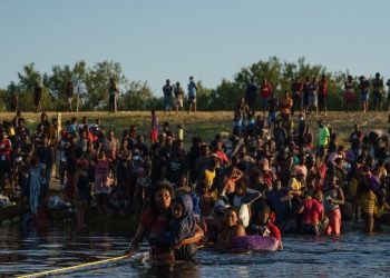 Expulsados en masa de Texas, haitianos lidian con la ira y la angustia a su regreso
