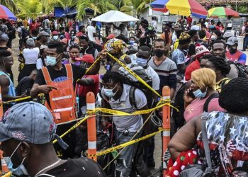 Unos 19,000 migrantes, la mayoría haitianos, varados cerca de frontera entre Colombia y Panamá