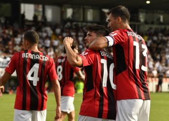 Milan gana y lidera la Serie A, Inter y Atalanta se neutralizan