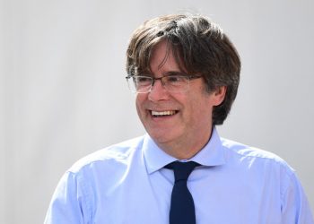 Líder independentista catalán Puigdemont regresa a Bruselas tras breve arresto en Italia
