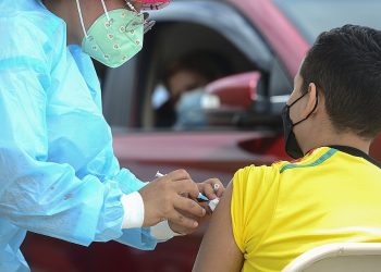 Pfizer presenta los análisis de su vacuna anticovid-19 para niños ante regulador de EE.UU.