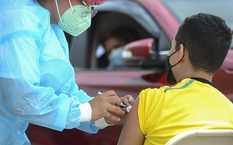 Un niño recibe la primera dosis de la vacuna Pfizer / BioNTech COVID-19 en Tegucigalpa, el 25 de septiembre de 2021, durante un programa de vacunación para adolescentes de 12 a 15 años. FOTO / AFP