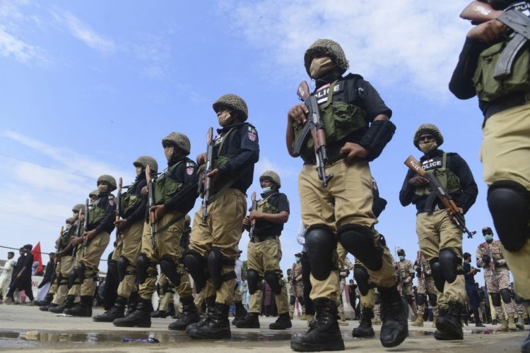 Policías paquistaníes encabezan una procesión religiosa de musulmanes chiítas para conmemorar el 40 ° día de luto tras el aniversario de la muerte del Imam Hussain, nieto del profeta Mahoma, en Karachi el 28 de septiembre de 2021. FOTO / AFP