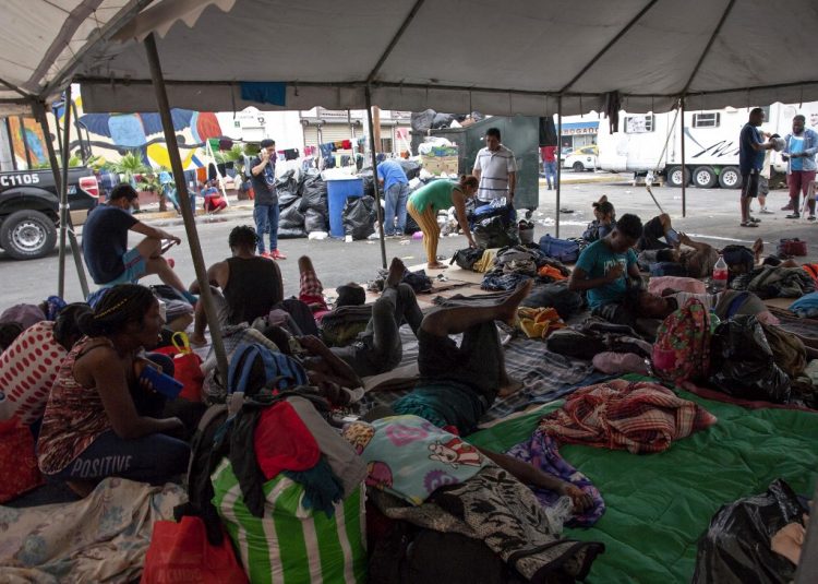 Los migrantes haitianos descansan fuera de un refugio mientras esperan su resolución de inmigración en Monterrey, México, el 28 de septiembre de 2021. FOTO / AFP