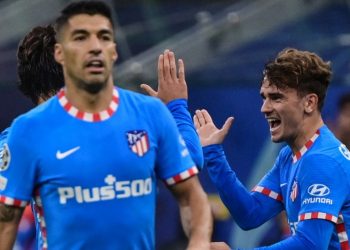 Griezmann y Suárez salvan al Atlético ante un Milán diezmado