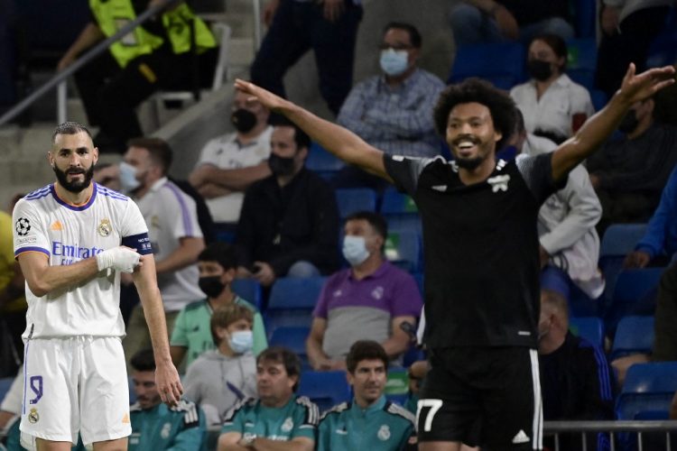 l delantero francés del Real Madrid Karim Benzema mira la celebración del centrocampista brasileño del Sheriff Bruno Felipe Souza da Silva (R) el partido de fútbol del grupo D de la primera ronda de la Liga de Campeones de la UEFA entre el Real Madrid y el Sheriff Tiraspol. (Photo by JAVIER SORIANO / AFP)